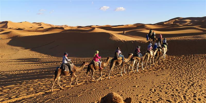 Dunas del desierto del Sáhara al atardecer, Marruecos